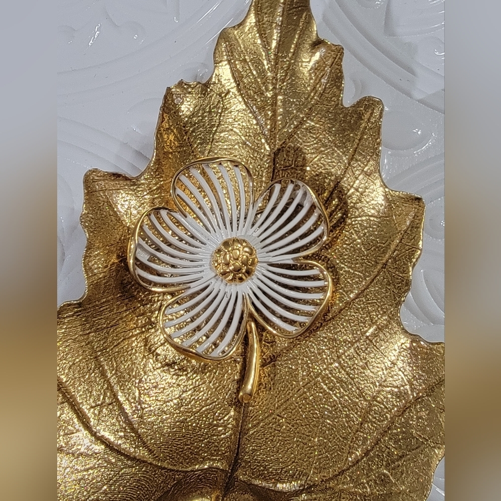 Monet Dogwood Flower White Enamel Gold Tone Vintage Brooch Pin